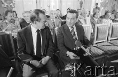 6.06.1981, Warszawa, Polska.
Wizyta Czesława Miłosza w Polsce po otrzymaniu Literackiej Nagrody Nobla. Spotkanie z poetą w Pałacu na Wodzie w Łazienkach Królewskich. Obok Miłosza siedzi Józef Tejchma, minister kultury i sztuki; między nimi z tyłu Jerzy Turowicz. 
Fot. Tomasz Tomaszewski, zbiory Ośrodka KARTA.