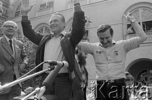 12.06.1981, Lublin, Polska.
Wizyta Czesława Miłosza w Polsce po otrzymaniu Literackiej Nagrody Nobla. Poeta na dziedzińcu Katolickiego Uniwersytetu Lubelskiego. Obok niego stoją Lech Wałęsa i profesor Jerzy Kłoczowski (z lewej).
Fot. Tomasz Tomaszewski, zbiory Ośrodka KARTA.