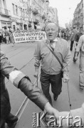 30.07.1981, Łódź, Polska.
Marsz głodowy - jeden z wielu protestów zorganizowanych w kilkunastu miastach Polski na przełomie lipca i sierpnia 1981 roku. Protesty były spowodowane problemami w zaopatrzeniu, zmniejszeniem kartkowych przydziałów mięsa oraz podwyżką cen. Marsz w Łodzi był najliczniejszy. Uczestniczyły w nim głównie kobiety z dziećmi. Na zdjęciu manifestujący na ulicy Piotrkowskiej.
Fot. Tomasz Tomaszewski, zbiory Ośrodka KARTA