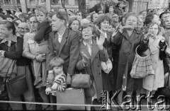 30.07.1981, Łódź, Polska.
Marsz głodowy - jeden z wielu protestów zorganizowanych w kilkunastu miastach Polski na przełomie lipca i sierpnia 1981 roku. Protesty były spowodowane problemami w zaopatrzeniu, zmniejszeniem kartkowych przydziałów mięsa oraz podwyżką cen. Marsz w Łodzi był najliczniejszy. Uczestniczyły w nim głównie kobiety z dziećmi. Na zdjęciu ludzie zgromadzeni na trasie marszu.
Fot. Tomasz Tomaszewski, zbiory Ośrodka KARTA
