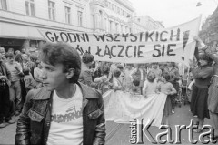 30.07.1981, Łódź, Polska.
Marsz głodowy - jeden z wielu protestów zorganizowanych w kilkunastu miastach Polski na przełomie lipca i sierpnia 1981 roku. Protesty były spowodowane problemami w zaopatrzeniu, zmniejszeniem kartkowych przydziałów mięsa oraz podwyżką cen. Marsz w Łodzi był najliczniejszy. Uczestniczyły w nim głównie kobiety z dziećmi. Na zdjęciu manifestujący na ulicy Piotrkowskiej, kobiety niosą transparent o treści: 