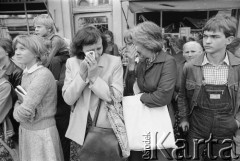 30.07.1981, Łódź, Polska.
Marsz głodowy - jeden z wielu protestów zorganizowanych w kilkunastu miastach Polski na przełomie lipca i sierpnia 1981 roku. Protesty były spowodowane problemami w zaopatrzeniu, zmniejszeniem kartkowych przydziałów mięsa oraz podwyżką cen. Marsz w Łodzi był najliczniejszy. Uczestniczyły w nim głównie kobiety z dziećmi. Na zdjęciu ludzie zgromadzeni na trasie marszu.
Fot. Tomasz Tomaszewski, zbiory Ośrodka KARTA