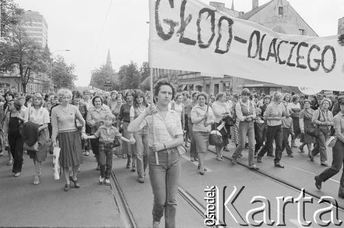 30.07.1981, Łódź, Polska.
Marsz głodowy - jeden z wielu protestów zorganizowanych w kilkunastu miastach Polski na przełomie lipca i sierpnia 1981 roku. Protesty były spowodowane problemami w zaopatrzeniu, zmniejszeniem kartkowych przydziałów mięsa oraz podwyżką cen. Marsz w Łodzi był najliczniejszy. Uczestniczyły w nim głównie kobiety z dziećmi.
Fot. Tomasz Tomaszewski, zbiory Ośrodka KARTA