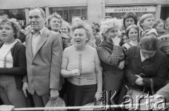 30.07.1981, Łódź, Polska.
Marsz głodowy - jeden z wielu protestów zorganizowanych w kilkunastu miastach Polski na przełomie lipca i sierpnia 1981 roku. Protesty były spowodowane problemami w zaopatrzeniu, zmniejszeniem kartkowych przydziałów mięsa oraz podwyżką cen. Marsz w Łodzi był najliczniejszy. Uczestniczyły w nim głównie kobiety z dziećmi. Na zdjęciu ludzie zgromadzeni na trasie marszu.
Fot. Tomasz Tomaszewski, zbiory Ośrodka KARTA