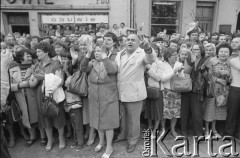 30.07.1981, Łódź, Polska.
Marsz głodowy - jeden z wielu protestów zorganizowanych w kilkunastu miastach Polski na przełomie lipca i sierpnia 1981 roku. Protesty były spowodowane problemami w zaopatrzeniu, zmniejszeniem kartkowych przydziałów mięsa oraz podwyżką cen. Marsz w Łodzi był najliczniejszy. Uczestniczyły w nim głównie kobiety z dziećmi. Na zdjęciu ludzie zgromadzeni na trasie marszu.
Fot. Tomasz Tomaszewski, zbiory Ośrodka KARTA