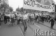 30.07.1981, Łódź, Polska.
Marsz głodowy - jeden z wielu protestów zorganizowanych w kilkunastu miastach Polski na przełomie lipca i sierpnia 1981 roku. Protesty były spowodowane problemami w zaopatrzeniu, zmniejszeniem kartkowych przydziałów mięsa oraz podwyżką cen. Marsz w Łodzi był najliczniejszy. Uczestniczyły w nim głównie kobiety z dziećmi. Na zdjęciu uczestnicy marszu, kobiety niosą transparent o treści: 