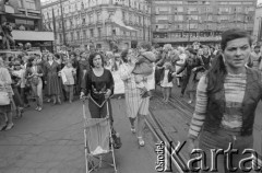 30.07.1981, Łódź, Polska.
Marsz głodowy - jeden z wielu protestów zorganizowanych w kilkunastu miastach Polski na przełomie lipca i sierpnia 1981 roku. Protesty były spowodowane problemami w zaopatrzeniu, zmniejszeniem kartkowych przydziałów mięsa oraz podwyżką cen. Marsz w Łodzi był najliczniejszy. Uczestniczyły w nim głównie kobiety z dziećmi. Zdjęcie wykonane na Placu Wolności. 
Fot. Tomasz Tomaszewski, zbiory Ośrodka KARTA