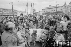 30.07.1981, Łódź, Polska.
Marsz głodowy - jeden z wielu protestów zorganizowanych w kilkunastu miastach Polski na przełomie lipca i sierpnia 1981 roku. Protesty były spowodowane problemami w zaopatrzeniu, zmniejszeniem kartkowych przydziałów mięsa oraz podwyżką cen. Marsz w Łodzi był najliczniejszy. Uczestniczyły w nim głównie kobiety z dziećmi. Na zdjęciu uczestnicy marszu na Placu Wolności.
Fot. Tomasz Tomaszewski, zbiory Ośrodka KARTA