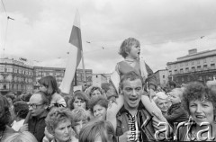 30.07.1981, Łódź, Polska.
Marsz głodowy - jeden z wielu protestów zorganizowanych w kilkunastu miastach Polski na przełomie lipca i sierpnia 1981 roku. Protesty były spowodowane problemami w zaopatrzeniu, zmniejszeniem kartkowych przydziałów mięsa oraz podwyżką cen. Marsz w Łodzi był najliczniejszy. Uczestniczyły w nim głównie kobiety z dziećmi. Na zdjęciu uczestnicy marszu na Placu Wolności.
Fot. Tomasz Tomaszewski, zbiory Ośrodka KARTA