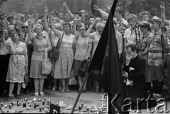 1.08.1981, Warszawa, Polska. 
Dolinka Katyńska na Cmentarzu Powązkowskim. Uroczystość w rocznicę wybuchu Powstania Warszawskiego w miejscu, w którym 31 lipca stanął Krzyż Katyński - pomnik ofiar zbrodni katyńskiej, usunięty nocą przez Służbę Bezpieczeństwa. Klęczy ksiądz Stanisław Małkowski.
Fot. Tomasz Tomaszewski, zbiory Ośrodka KARTA