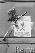 3-5.08.1981, Warszawa, Polska.
Blokada ronda na skrzyżowaniu ulicy Marszałkowskiej i Alei Jerozolimskich. Kierowcy autobusów miejskich i ciężarówek w ten sposób protestowali przeciwko obniżce kartkowych przydziałów mięsa i trudnościom zaopatrzeniowym. Strajk został zorganizowany przez Zarząd Regionu Mazowsze NSZZ 