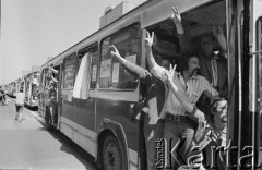 3-5.08.1981, Warszawa, Polska.
Blokada ronda na skrzyżowaniu ulicy Marszałkowskiej i Alei Jerozolimskich. Kierowcy autobusów miejskich i ciężarówek w ten sposób protestowali przeciwko obniżce kartkowych przydziałów mięsa i trudnościom zaopatrzeniowym. Strajk został zorganizowany przez Zarząd Regionu Mazowsze NSZZ 