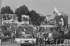 3-5.08.1981, Warszawa, Polska.
Blokada ronda na skrzyżowaniu ulicy Marszałkowskiej i Alei Jerozolimskich. Kierowcy autobusów miejskich i ciężarówek w ten sposób protestowali przeciwko obniżce kartkowych przydziałów mięsa i trudnościom zaopatrzeniowym. Strajk został zorganizowany przez Zarząd Regionu Mazowsze NSZZ 