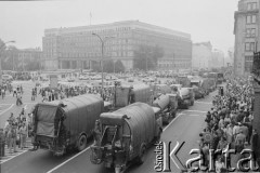 3-5.08.1981, Warszawa, Polska.
Kierowcy autobusów miejskich i ciężarówek na ul. Nowy Świat w drodze na protest przeciwko obniżce kartkowych przydziałów mięsa i trudnościom zaopatrzeniowym. Strajk został zorganizowany na rondzie na skrzyżowaniu ulic Marszałkowskiej i Alei Jerozolimskich przez Zarząd Regionu Mazowsze NSZZ 