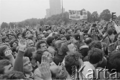 3-5.08.1981, Warszawa, Polska.
Blokada ronda na skrzyżowaniu ulicy Marszałkowskiej i Alei Jerozolimskich. Kierowcy autobusów miejskich i ciężarówek w ten sposób protestowali przeciwko obniżce kartkowych przydziałów mięsa i trudnościom zaopatrzeniowym. Strajk został zorganizowany przez Zarząd Regionu Mazowsze NSZZ 