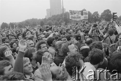 3-5.08.1981, Warszawa, Polska.
Blokada ronda na skrzyżowaniu ulicy Marszałkowskiej i Alei Jerozolimskich. Kierowcy autobusów miejskich i ciężarówek w ten sposób protestowali przeciwko obniżce kartkowych przydziałów mięsa i trudnościom zaopatrzeniowym. Strajk został zorganizowany przez Zarząd Regionu Mazowsze NSZZ 