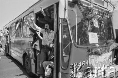 3-5.08.1981, Warszawa, Polska.
Blokada ronda na skrzyżowaniu ulicy Marszałkowskiej i Alei Jerozolimskich. Kierowcy autobusów miejskich i ciężarówek w ten sposób protestowali przeciwko obniżce kartkowych przydziałów mięsa i trudnościom zaopatrzeniowym. Strajk został zorganizowany przez Zarząd Regionu Mazowsze NSZZ 