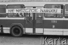 3-5.08.1981, Warszawa, Polska.
Blokada ronda na skrzyżowaniu ulicy Marszałkowskiej i Alei Jerozolimskich. Kierowcy autobusów miejskich i ciężarówek w ten sposób protestowali przeciwko obniżce kartkowych przydziałów mięsa i trudnościom zaopatrzeniowym. Strajk został zorganizowany przez Zarząd Regionu Mazowsze NSZZ 