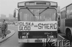 3-5.08.1981, Warszawa, Polska.
Blokada ronda na skrzyżowaniu ulicy Marszałkowskiej i Alei Jerozolimskich. Kierowcy autobusów miejskich i ciężarówek w ten sposób protestowali przeciwko obniżce kartkowych przydziałów mięsa i trudnościom zaopatrzeniowym. Strajk został zorganizowany przez Zarząd Regionu Mazowsze NSZZ 