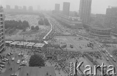 3-5.08.1981, Warszawa, Polska.
Blokada ronda na skrzyżowaniu ulicy Marszałkowskiej i Alei Jerozolimskich. Kierowcy autobusów miejskich i ciężarówek w ten sposób protestowali przeciwko obniżce kartkowych przydziałów mięsa i trudnościom zaopatrzeniowym. Strajk został zorganizowany przez Zarząd Regionu Mazowsze NSZZ 