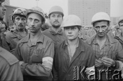 3-5.08.1981, Warszawa, Polska.
Blokada ronda na skrzyżowaniu ulicy Marszałkowskiej i Alei Jerozolimskich. Kierowcy autobusów miejskich i ciężarówek w ten sposób protestowali przeciwko obniżce kartkowych przydziałów mięsa i trudnościom zaopatrzeniowym. Strajk został zorganizowany przez Zarząd Regionu Mazowsze NSZZ 