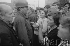 3-5.08.1981, Warszawa, Polska.
Blokada ronda na skrzyżowaniu ulicy Marszałkowskiej i Alei Jerozolimskich. Kierowcy autobusów miejskich i ciężarówek w ten sposób protestowali przeciwko obniżce kartkowych przydziałów mięsa i trudnościom zaopatrzeniowym. Strajk został zorganizowany przez Zarząd Regionu Mazowsze NSZZ 