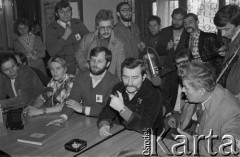 27.10.1981, Żyrardów, Polska.
Wizyta Lecha Wałęsy u strajkujących pracowników żyrardowskich zakładów przemysłowych, głównie włókienniczych. Protest rozpoczął się 12 października i trwał do 4 listopada. Strajkujący żądali m.in poprawy zaopatrzenia w sklepach, sprawiedliwego podziału żywności.
Fot. Tomasz Tomaszewski, zbiory Ośrodka KARTA