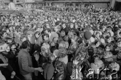 27.10.1981, Żyrardów, Polska.
Wizyta Lecha Wałęsy u strajkujących pracowników żyrardowskich zakładów przemysłowych, głównie włókienniczych. Protest rozpoczął się 12 października i trwał do 4 listopada. Strajkujący żądali m.in poprawy zaopatrzenia w sklepach, sprawiedliwego podziału żywności. Na zdjęciu Lech Wałęsa w tłumie strajkujących kobiet, za nim m.in. wiceprzewodniczący Zarządu Regionu Mazowsze NSZZ 