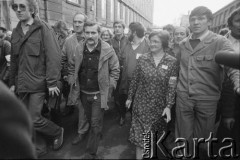 27.10.1981, Żyrardów, Polska.
Przybycie Lecha Wałęsy do strajkujących pracowników żyrardowskich zakładów przemysłowych, głównie włókienniczych. Protest rozpoczął się 12 października i trwał do 4 listopada. Strajkujący żądali m.in poprawy zaopatrzenia w sklepach, sprawiedliwego podziału żywności. 
Fot. Tomasz Tomaszewski, zbiory Ośrodka KARTA