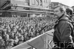 27.10.1981, Żyrardów, Polska.
Wizyta Lecha u strajkujących pracowników żyrardowskich zakładów przemysłowych, głównie włókienniczych. Protest rozpoczął się 12 października i trwał do 4 listopada. Strajkujący żądali m.in poprawy zaopatrzenia w sklepach, sprawiedliwego podziału żywności. Na zdjęciu wiec na terenie Centrali Zakładów Przemysłu Lniarskiego. Lech Wałęsa przemawia do tłumu strajkujących, głównie kobiet.
Fot. Tomasz Tomaszewski, zbiory Ośrodka KARTA