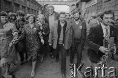 27.10.1981, Żyrardów, Polska.
Przybycie Lecha Wałęsy do strajkujących pracowników żyrardowskich zakładów przemysłowych, głównie włókienniczych. Protest rozpoczął się 12 października i trwał do 4 listopada. Strajkujący żądali m.in poprawy zaopatrzenia w sklepach, sprawiedliwego podziału żywności. Nz. po prawej Mieczysław Wachowski.
Fot. Tomasz Tomaszewski, zbiory Ośrodka KARTA
