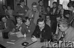 27.10.1981, Żyrardów, Polska.
Wizyta Lecha Wałęsy u strajkujących pracowników żyrardowskich zakładów przemysłowych, głównie włókienniczych. Protest rozpoczął się 12 października i trwał do 4 listopada. Strajkujący żądali m.in poprawy zaopatrzenia w sklepach, sprawiedliwego podziału żywności.
Fot. Tomasz Tomaszewski, zbiory Ośrodka KARTA