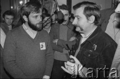 27.10.1981, Żyrardów, Polska.
Wizyta Lecha Wałęsy u strajkujących pracowników żyrardowskich zakładów przemysłowych, głównie włókienniczych. Protest rozpoczął się 12 października i trwał do 4 listopada. Strajkujący żądali m.in poprawy zaopatrzenia w sklepach, sprawiedliwego podziału żywności. Nz. w głębi z lewej Mieczysław Wachowski.
Fot. Tomasz Tomaszewski, zbiory Ośrodka KARTA