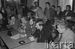 27.10.1981, Żyrardów, Polska.
Wizyta Lecha Wałęsy u strajkujących pracowników żyrardowskich zakładów przemysłowych, głównie włókienniczych. Protest rozpoczął się 12 października i trwał do 4 listopada. Strajkujący żądali m.in poprawy zaopatrzenia w sklepach, sprawiedliwego podziału żywności. 
Fot. Tomasz Tomaszewski, zbiory Ośrodka KARTA