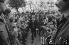 27.10.1981, Żyrardów, Polska.
Wizyta Lecha Wałęsy u strajkujących pracowników żyrardowskich zakładów przemysłowych, głównie włókienniczych. Protest rozpoczął się 12 października i trwał do 4 listopada. Strajkujący żądali m.in poprawy zaopatrzenia w sklepach, sprawiedliwego podziału żywności.
Fot. Tomasz Tomaszewski, zbiory Ośrodka KARTA