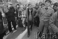 27.10.1981, Żyrardów, Polska.
Wizyta Lecha Wałęsy u strajkujących pracowników żyrardowskich zakładów przemysłowych, głównie włókienniczych. Protest rozpoczął się 12 października i trwał do 4 listopada. Strajkujący żądali m.in poprawy zaopatrzenia w sklepach, sprawiedliwego podziału żywności.
Fot. Tomasz Tomaszewski, zbiory Ośrodka KARTA