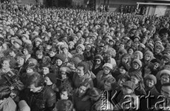 27.10.1981, Żyrardów, Polska.
Strajk żyrardowskich zakładów przemysłowych, głównie włókienniczych. Protest rozpoczął się 12 października i trwał do 4 listopada. Strajkujący żądali m.in poprawy zaopatrzenia w sklepach, sprawiedliwego podziału żywności. Na zdjęciu strajkujący, głównie kobiety podczas wizyty Lecha Wałęsy w Żyrardowie.
Fot. Tomasz Tomaszewski, zbiory Ośrodka KARTA