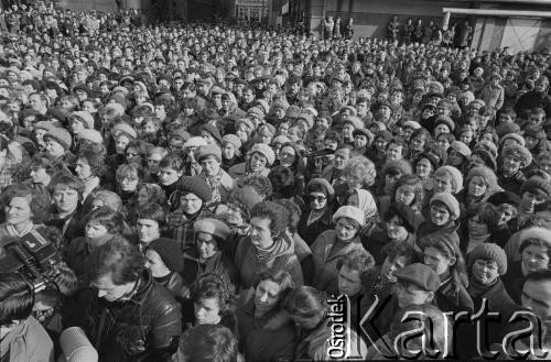 27.10.1981, Żyrardów, Polska.
Strajk żyrardowskich zakładów przemysłowych, głównie włókienniczych. Protest rozpoczął się 12 października i trwał do 4 listopada. Strajkujący żądali m.in poprawy zaopatrzenia w sklepach, sprawiedliwego podziału żywności. Na zdjęciu strajkujący, głównie kobiety podczas wizyty Lecha Wałęsy w Żyrardowie.
Fot. Tomasz Tomaszewski, zbiory Ośrodka KARTA