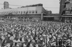 27.10.1981, Żyrardów, Polska.
Strajk żyrardowskich zakładów przemysłowych, głównie włókienniczych. Protest rozpoczął się 12 października i trwał do 4 listopada. Strajkujący żądali m.in poprawy zaopatrzenia w sklepach, sprawiedliwego podziału żywności. Zdjęcie wykonane podczas wiecu na terenie Centrali Zakładów Przemysłu Lniarskiego w związku z wizytą Lecha Wałęsy.
Fot. Tomasz Tomaszewski, zbiory Ośrodka KARTA