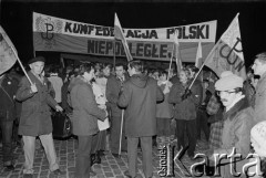 11.11.1981, Warszawa, Polska.
Plac Zwycięstwa. Manifestaca z okazji rocznicy odzyskania przez Polskę niepodległości. Na zdjęciu m.in. działacze Konfederacji Polski Niepodległej z transparentem. 
Fot. Tomasz Tomaszewski, zbiory Ośrodka KARTA