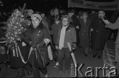 11.11.1981, Warszawa, Polska.
Manifestacja z okazji rocznicy odzyskania przez Polskę niepodległości. Przemarsz z katedry św. Jana na ulicy Świętojańskiej pod Grób Nieznanego Żołnierza na placu Zwycięstwa. Na zdjęciu m.in. kombatanci i członkowie NSZZ 