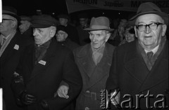 11.11.1981, Warszawa, Polska.
Manifestacja z okazji rocznicy odzyskania przez Polskę niepodległości. Przemarsz z katedry św. Jana na ulicy Świętojańskiej pod Grób Nieznanego Żołnierza na placu Zwycięstwa. Na zdjęciu kombatanci.
Fot. Tomasz Tomaszewski, zbiory Ośrodka KARTA