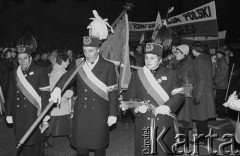 11.11.1981, Warszawa, Polska.
Obchody rocznicy odzyskania przez Polskę niepodległości. Przemarsz z katedry św. Jana na ulicy Świętojańskiej pod Grób Nieznanego Żołnierza na placu Zwycięstwa. Na pierwszym planie górnicy ze sztandarem, w głębi członkowie Konfederacji Polski Niepodległej z transparentem.
Fot. Tomasz Tomaszewski, zbiory Ośrodka KARTA