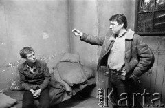 1981, Warszawa, Polska.
Plan filmowy „Przesłuchania” w reżyserii Ryszarda Bugajskiego. Na zdjęciu Ryszard Bugajski (stoi) i operator Jacek Petrycki.
Fot. Tomasz Tomaszewski, zbiory Ośrodka KARTA
