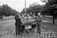 Początek grudnia 1981, Gdynia, Polska.
Bohaterowie wydarzeń grudnia 1970 roku. 3. z lewej Adam Gotner. Trzymają flagę związaną z wydarzeniami w Gdyni w dniu 17 grudnia 1970 roku. Tego dnia został zastrzelony Zbigniew Godlewski (symbol ofiar wydarzeń w grudniu 1970 roku na Wybrzeżu). Jego ciało przeniesiono na drzwiach ulicami Gdyni, w trakcie pochodu niesiona była flaga. Pochód został rozbity przez milicję. Flaga została odnaleziona i do końca PRL ukrywana w bibliotece publicznej w Gdyni. Następnie została przekazana proboszczowi parafii Najświętszego Serca Pana Jezusa w Gdyni, ksiądzu Hilaremu Jastakowi. Sztandar został oprawiony i zawisł w kościele parafialnym. Fotografia wykonana podczas przygotowania przez Małgorzatę Niezabitowską i Tomasza Tomaszewskiego materiału na ten temat do 