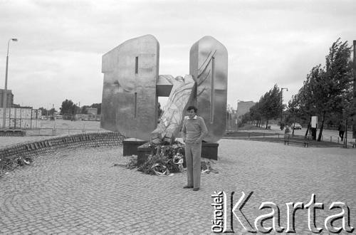 Początek grudnia 1981, Gdynia, Polska.
Bohater wydarzeń grudnia 1970 roku - Adam Gotner na tle pomnika 