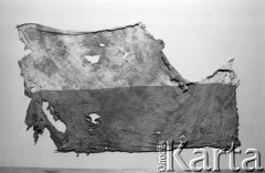 Początek grudnia 1981, Gdynia, Polska.
Flaga związana z wydarzeniami w Gdyni w dniu 17 grudnia 1970 roku. Tego dnia został zastrzelony Zbigniew Godlewski (symbol ofiar wydarzeń w grudniu 1970 roku na Wybrzeżu). Jego ciało przeniesiono na drzwiach ulicami Gdyni, w trakcie pochodu niesiona była flaga. Pochód został rozbity przez milicję. Flaga została odnaleziona i do końca PRL ukrywana w bibliotece publicznej w Gdyni. Następnie została przekazana proboszczowi parafii Najświętszego Serca Pana Jezusa w Gdyni, ksiądzu Hilaremu Jastakowi. Sztandar został oprawiony i zawisł w kościele parafialnym. Fotografia wykonana podczas przygotowania przez Małgorzatę Niezabitowską i Tomasza Tomaszewskiego materiału na ten temat do 