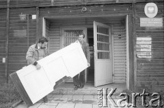 Początek grudnia 1981, Gdynia, Polska.
Mężczyźni trzymający drzwi, związane z wydarzeniami w Gdyni w dniu 17 grudnia 1970 roku. Tego dnia został zastrzelony Zbigniew Godlewski (symbol ofiar wydarzeń w grudniu 1970 roku na Wybrzeżu). Jego ciało przeniesiono na drzwiach ulicami Gdyni. Fotografia wykonana podczas przygotowania przez Małgorzatę Niezabitowską i Tomasza Tomaszewskiego materiału na ten temat do 