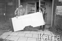 Początek grudnia 1981, Gdynia, Polska.
Mężczyźni trzymający drzwi, związane z wydarzeniami w Gdyni w dniu 17 grudnia 1970 roku. Tego dnia został zastrzelony Zbigniew Godlewski (symbol ofiar wydarzeń w grudniu 1970 roku na Wybrzeżu). Jego ciało przeniesiono na drzwiach ulicami Gdyni. Fotografia wykonana podczas przygotowania przez Małgorzatę Niezabitowską i Tomasza Tomaszewskiego materiału na ten temat do 