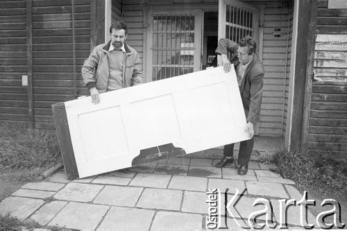 Początek grudnia 1981, Gdynia, Polska.
Mężczyźni trzymający drzwi, związane z wydarzeniami w Gdyni w dniu 17 grudnia 1970 roku. Tego dnia został zastrzelony Zbigniew Godlewski (symbol ofiar wydarzeń w grudniu 1970 roku na Wybrzeżu). Jego ciało przeniesiono na drzwiach ulicami Gdyni. Fotografia wykonana podczas przygotowania przez Małgorzatę Niezabitowską i Tomasza Tomaszewskiego materiału na ten temat do 